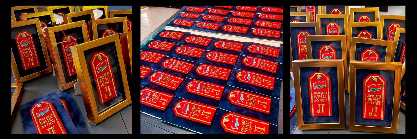 Погоны в пластиковой раме с бархатным паспарту.